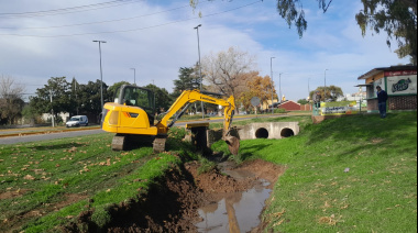 Pergamino: la comuna continúa con el mantenimiento de canales pluviales en barrios