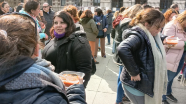 Kicillof no se conmueve ni con docentes comiendo una porción de guiso en la puerta de su casa
