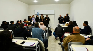Egüen entregó certificados a egresados del curso de controladores de admisión en 25 de Mayo