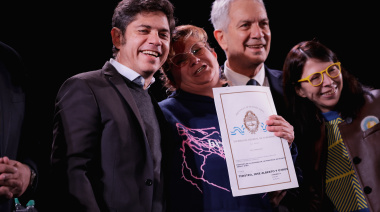 Junto a Julio Alak, Kicillof entregó escrituras gratuitas a familias de La Plata