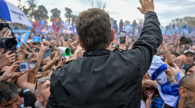 Discurso de Kicillof: el control remoto, la oficina y la victimización como reclutadora de apoyo