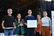 Juan Zabaleta y Carolina Centofanti entregaron matrículas a cooperativas de Hurlingham