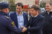 Kicillof, a pura sonrisa con intendente PRO: entregó patrulleros en San Isidro