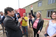 Kicillof entregó viviendas y recorrió obras del plan hídrico en Bahía Blanca