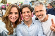 Como una groupie: Victoria Tolosa Paz sonriente en el acto de Axel Kicillof