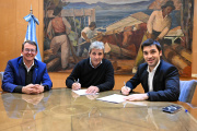 Chubut: Torres firmó convenio histórico para desendeudarnos con Luis Caputo
