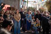 Moreno: Mariel Fernández, Máximo y Mayra junto a vecinos en la celebración de un espacio comunitario