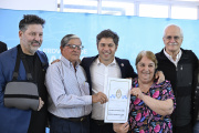 Kicillof entregó escrituras de viviendas en Merlo: “En la provincia destruir el Estado no es una solución para nadie”