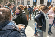 Kicillof no se conmueve ni con docentes comiendo una porción de guiso en la puerta de su casa