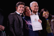 Junto a Julio Alak, Kicillof entregó escrituras gratuitas a familias de La Plata