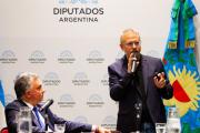Valenzuela llevó al Congreso su propuesta para reducir las tasas municipales