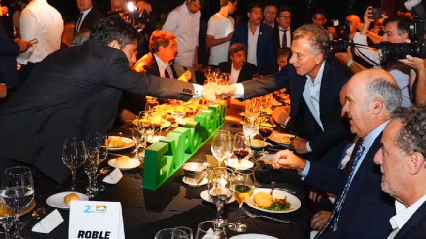 Kicillof ahora amigo del "círculo rojo" fue a Expo Agro y se llevó una recomendación de Macri