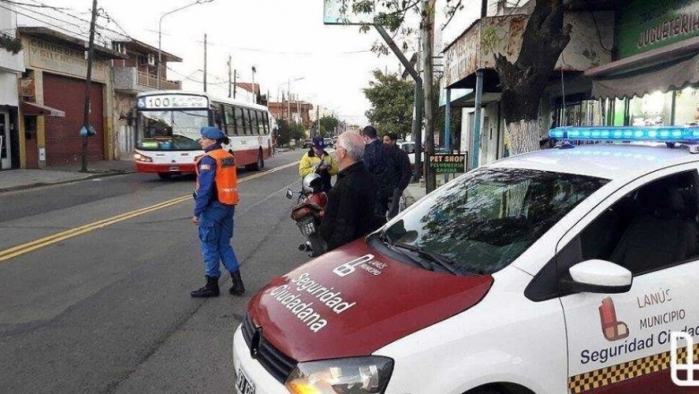 Lanús: Detienen a un hombre con una réplica de arma de fuego en una parada de colectivos