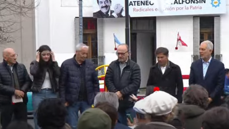 Kicillof inauguró Ateneo Raúl Alfonsín: “Me da hasta ganas de ponerme la boina blanca”